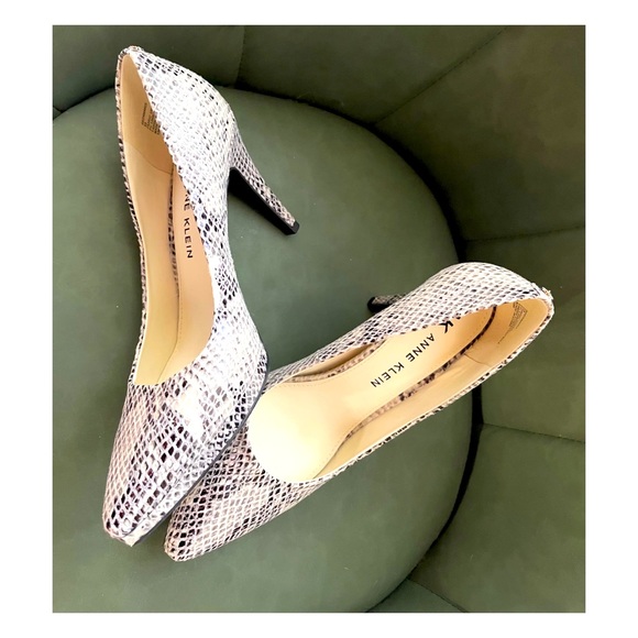 ANNE KLEIN elegant pumps in snakeskin print. - Picture 5 of 5